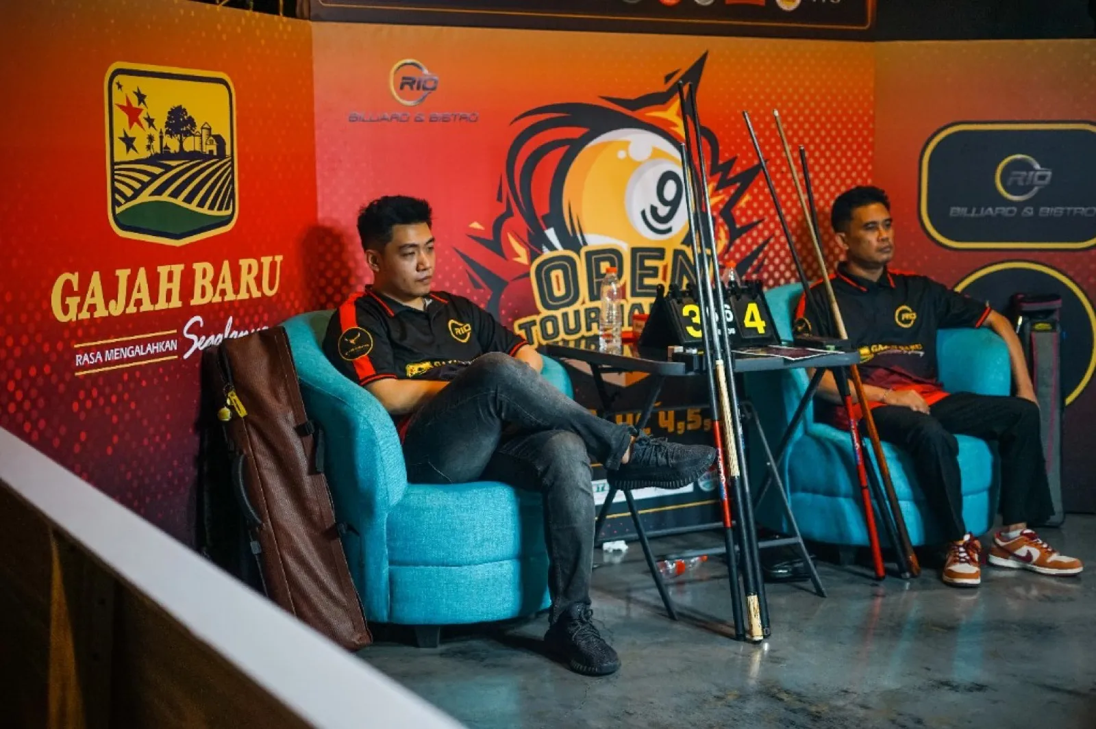 Players resting between billiard matches