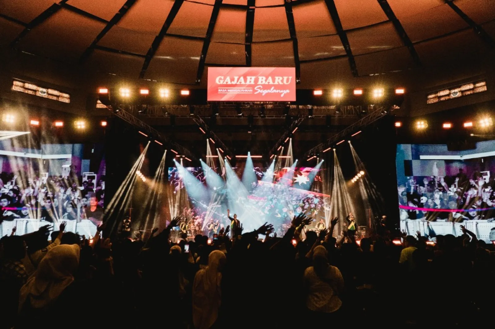 Crowd cheering at a Gajah Baru sponsored concert